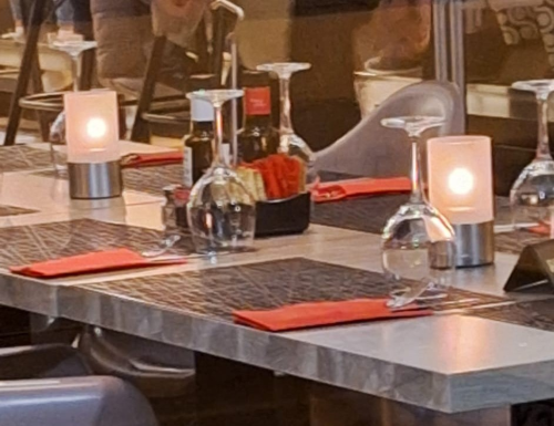 photophore-a-huile-blanc-frosted-sur-table-restaur