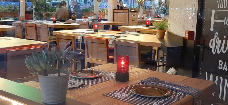 photophores-huile-rouges-transparents-sur-table-restaurant
